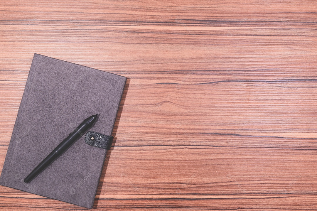 Adoro escrever canetas e cadernos