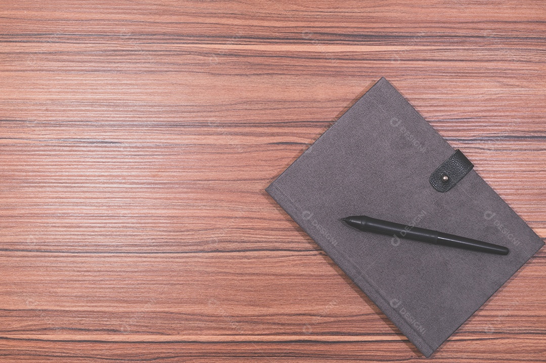 Adoro escrever canetas e cadernos