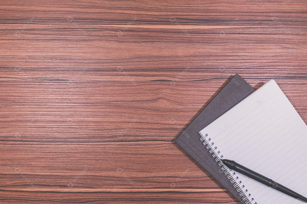 Adoro escrever canetas e cadernos