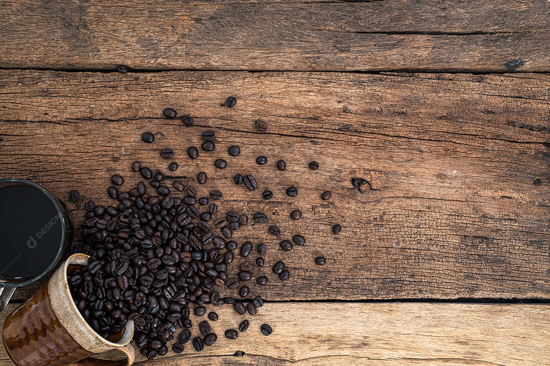 Notebook e grãos de café são colocados na vista superior da mesa