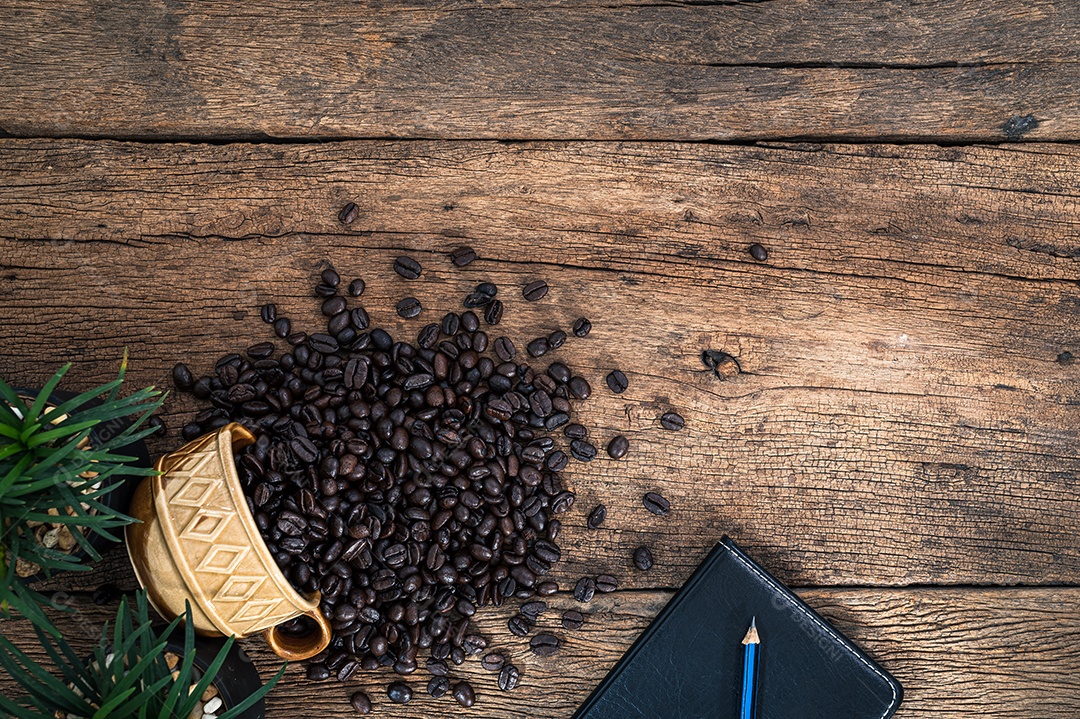 Canecas de café e grãos de café estão na mesa