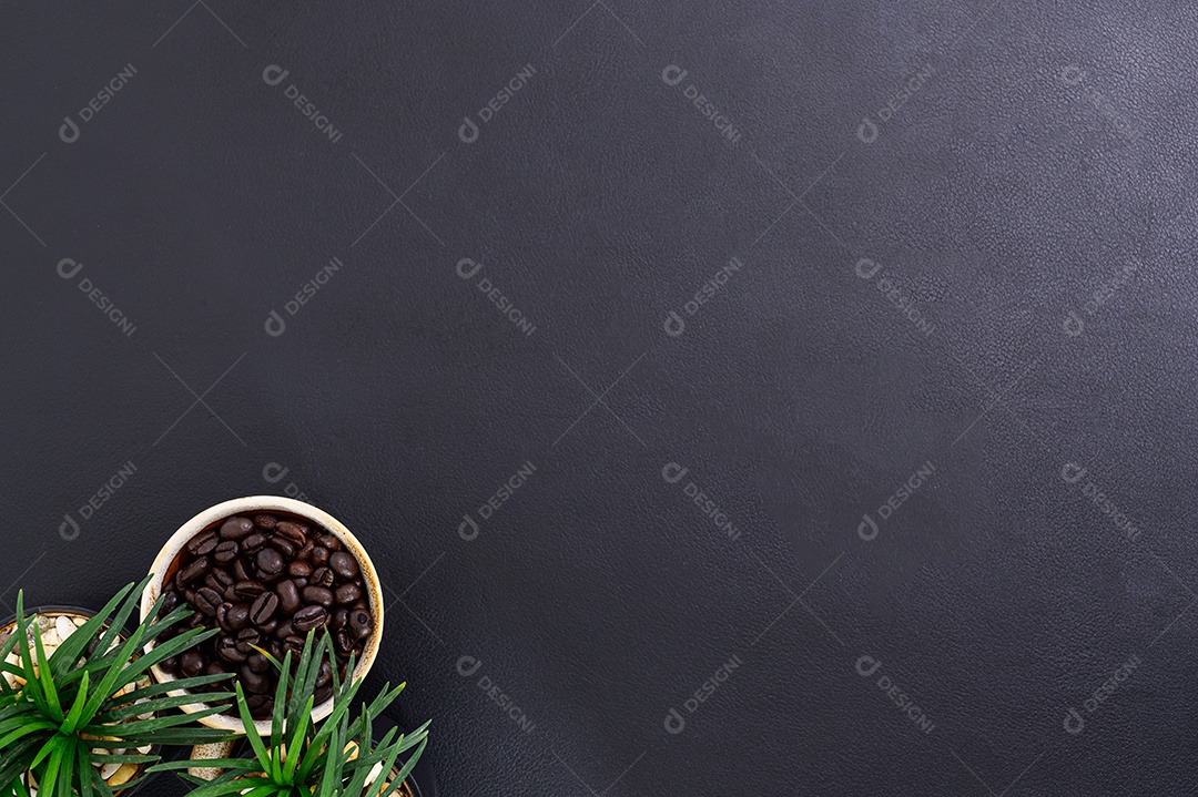 Canecas de café e grãos de café estão na mesa