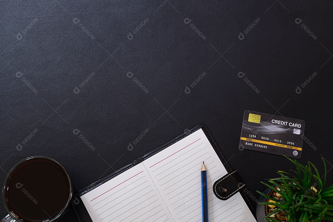 Canecas de café e grãos de café estão na mesa