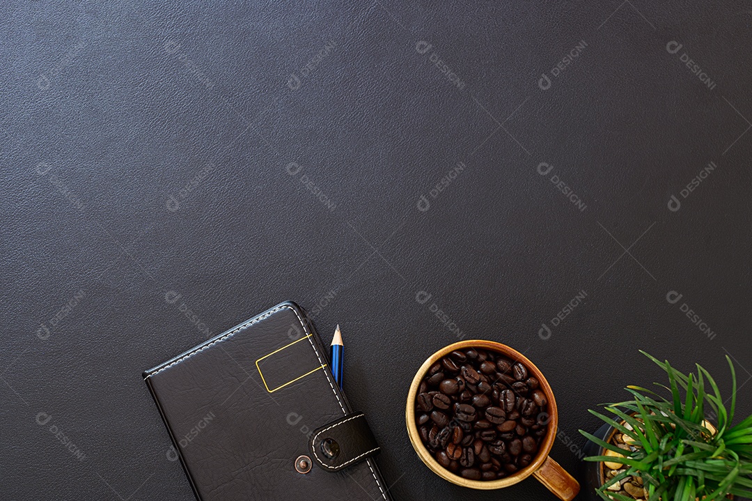 Canecas de café e grãos de café estão na mesa