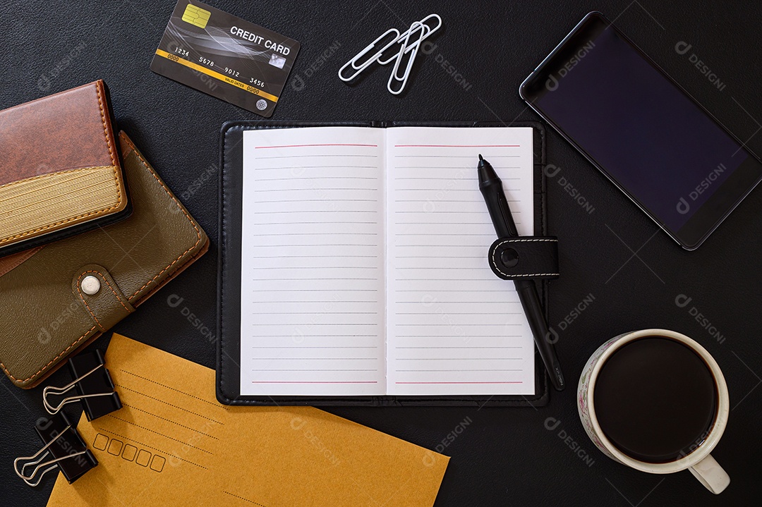 Caderno e café na mesa, vista superior