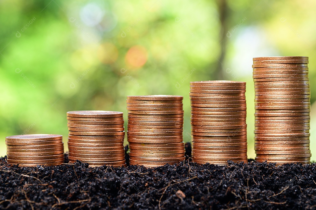 ideias de investimento e crescimento do negócio de moedas são empilhadas juntas