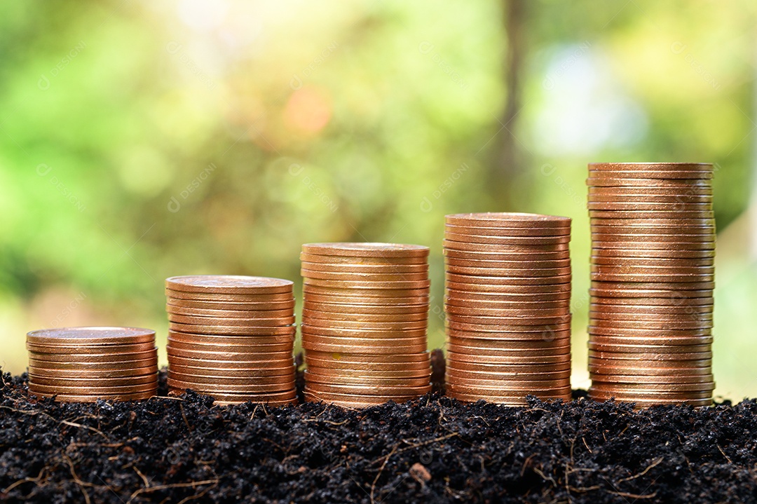 ideias de investimento e crescimento do negócio de moedas são empilhadas juntas
