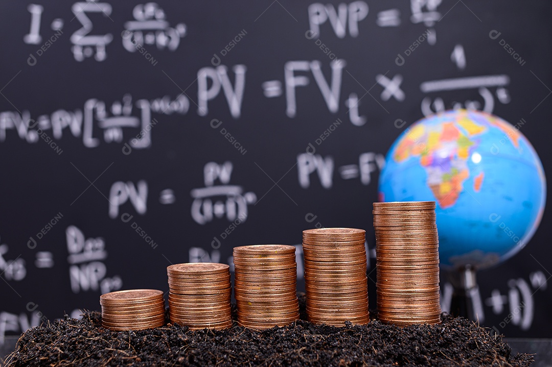 ideias de investimento e crescimento do negócio de moedas são empilhadas juntas