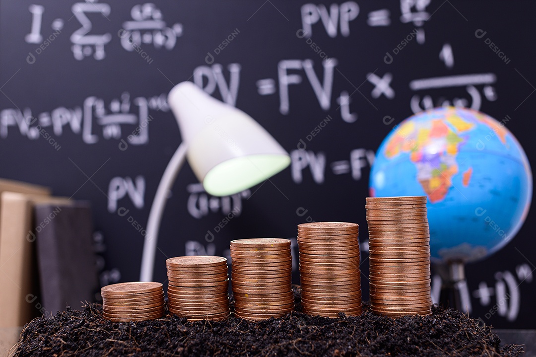 ideias de investimento e crescimento do negócio de moedas são empilhadas juntas