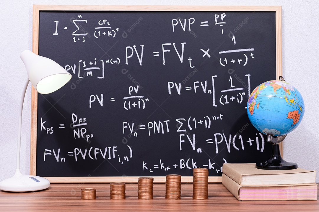 Ideias de investimento e crescimento do negócio de moedas são empilhadas juntas