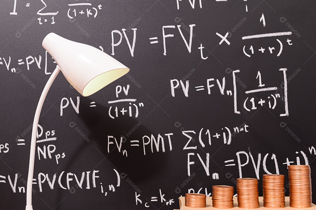 ideias de investimento e crescimento do negócio de moedas são empilhadas juntas