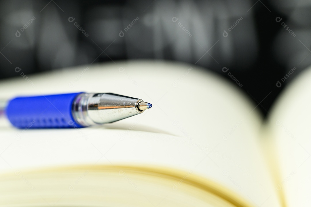 O conceito de escrever e ler uma caneta em um livro