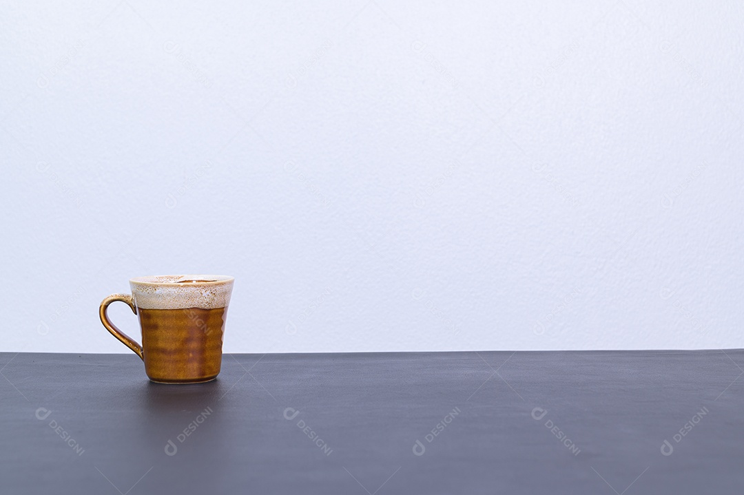 Caneca marrom em cima da mesa