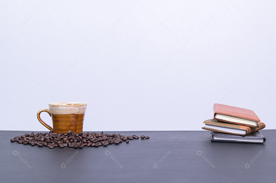 Canecas e os livros de café estão na mesa