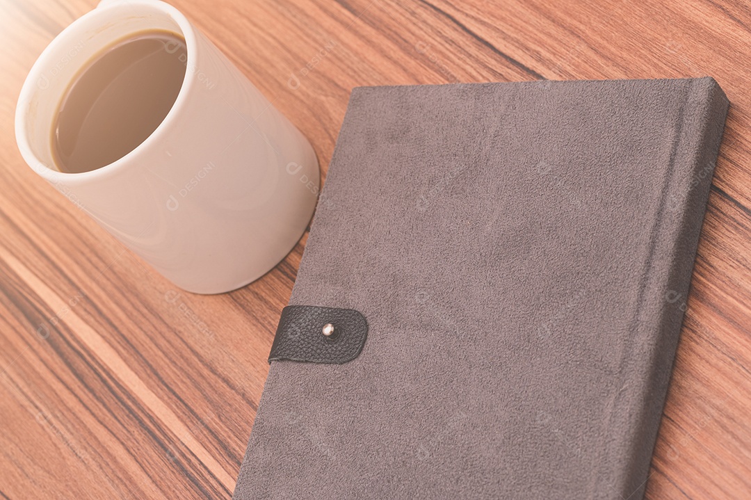 Adoro ler, escrever livros, beber café