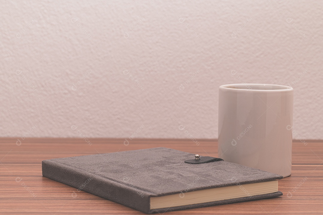 Adoro ler, escrever livros, beber café