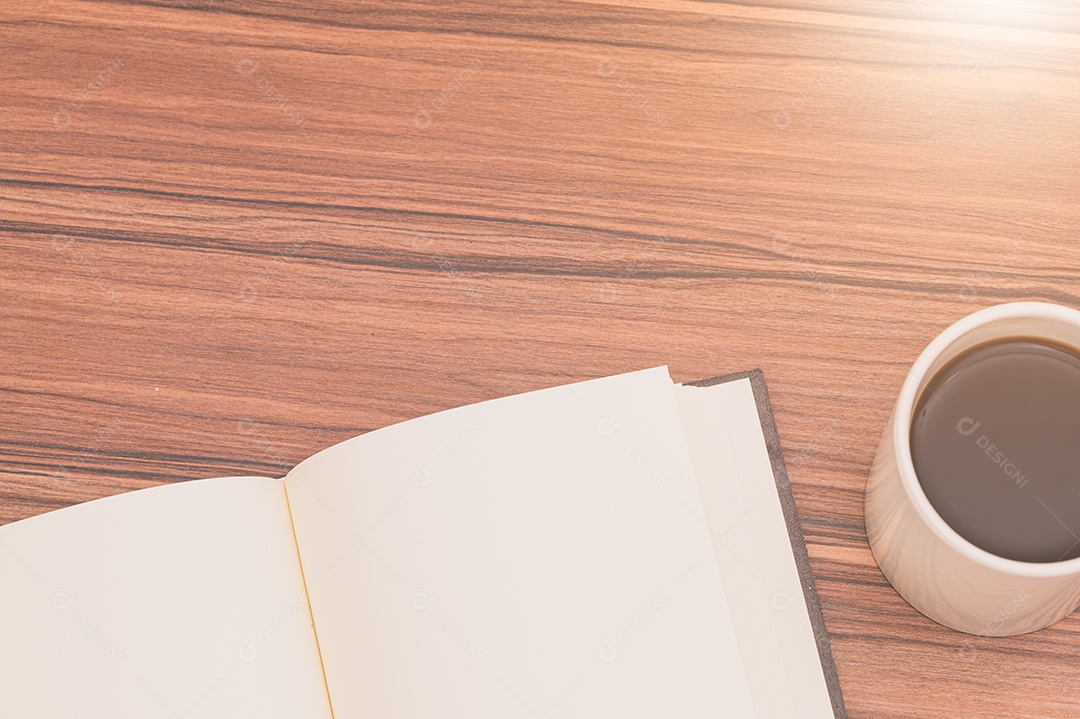 Adoro ler, escrever livros, beber café