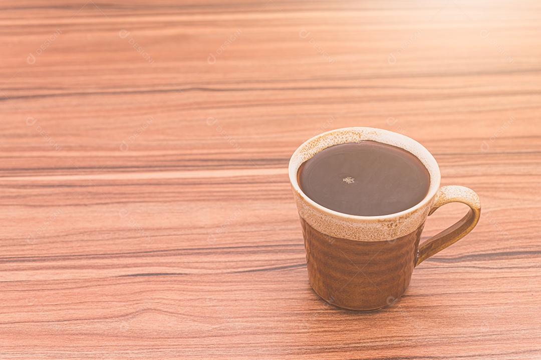 Conceito de beber café Grãos de café e xícaras de café estão sobre a mesa