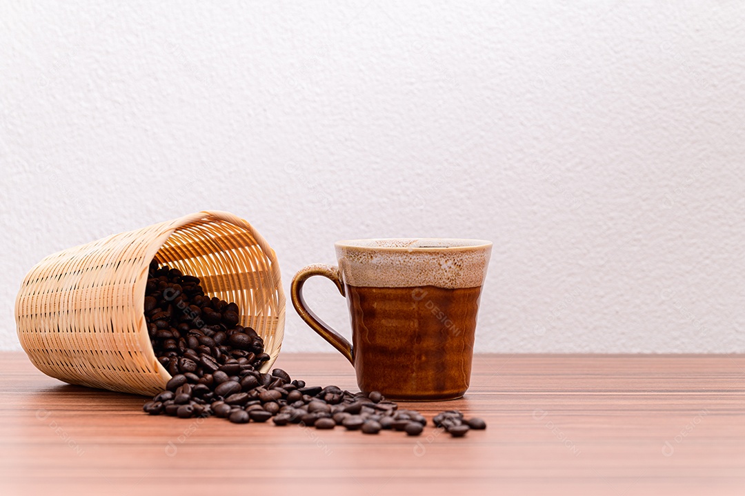 Conceito de beber café Grãos de café e xícaras de café estão sobre a mesa