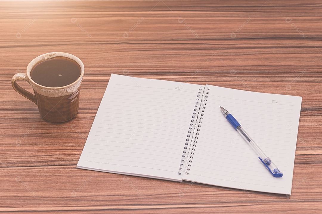 Conceito de amor para ler e escrever com uma caneca de café na mesa