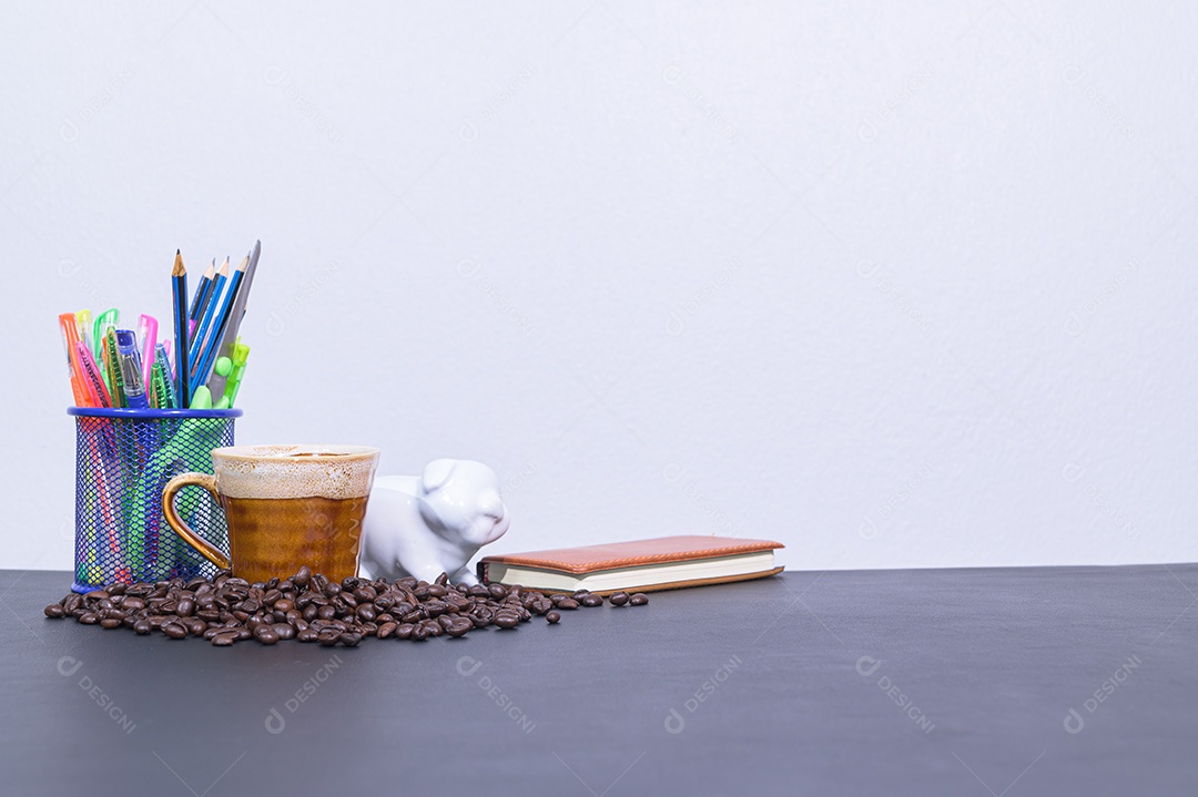 Artigos de papelaria e café na mesa