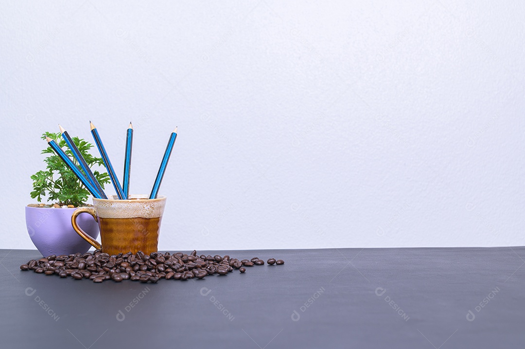 Artigos de papelaria e café na mesa