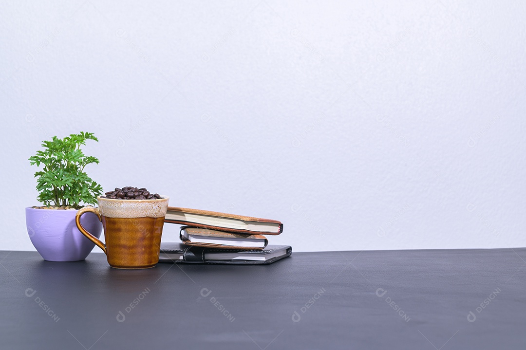 Canecas e os livros de café estão na mesa