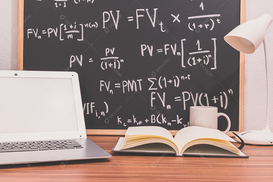 Computador portátil na mesa