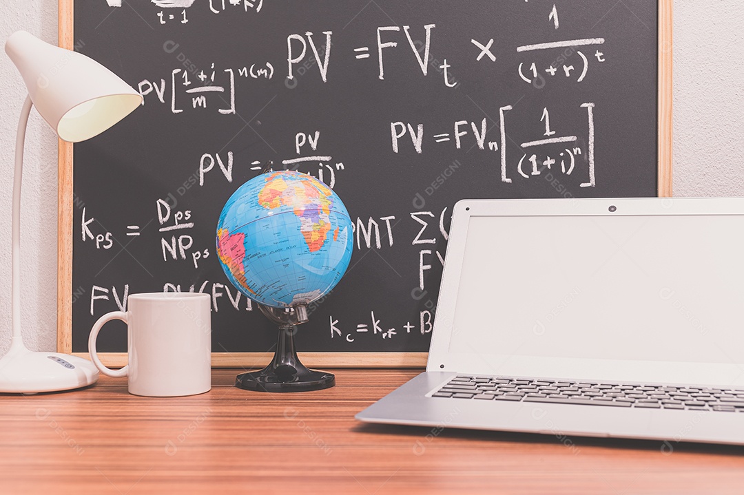 Computador portátil na mesa