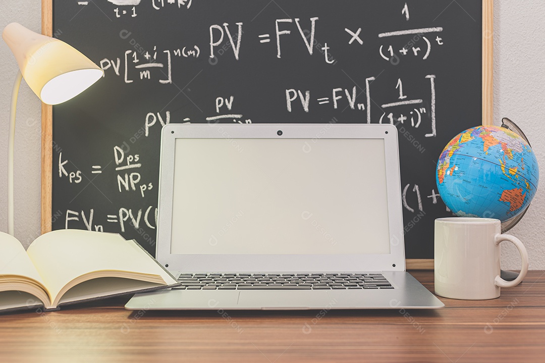 Computador portátil na mesa