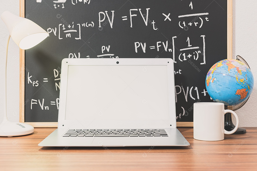 Computador portátil na mesa