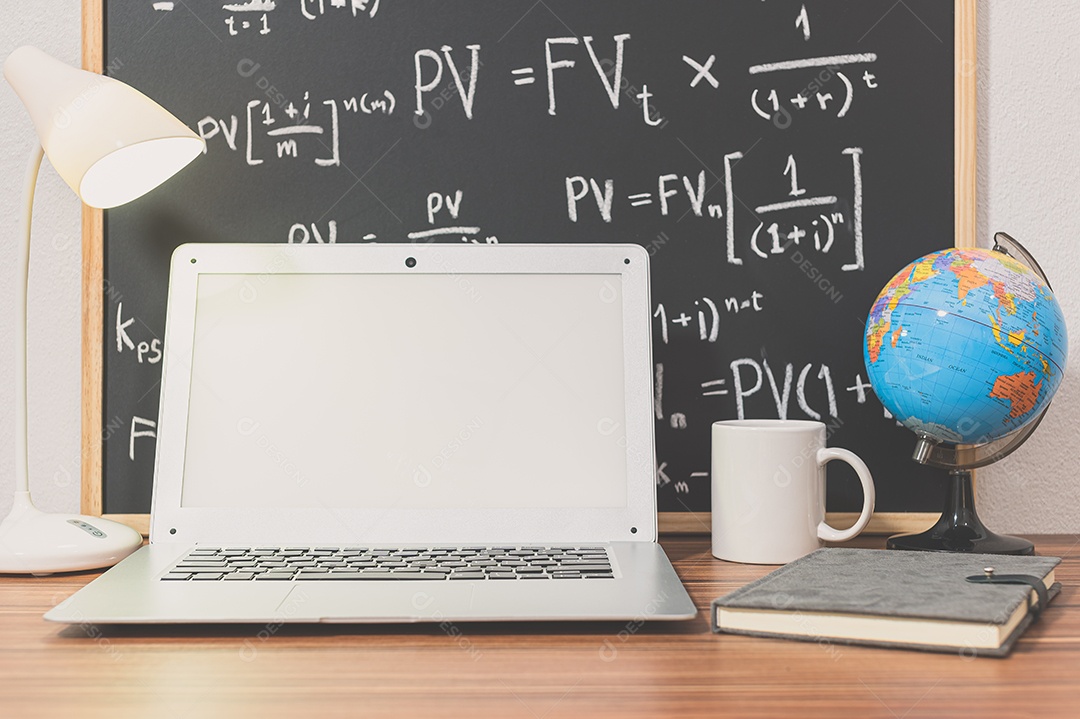 Computador portátil na mesa