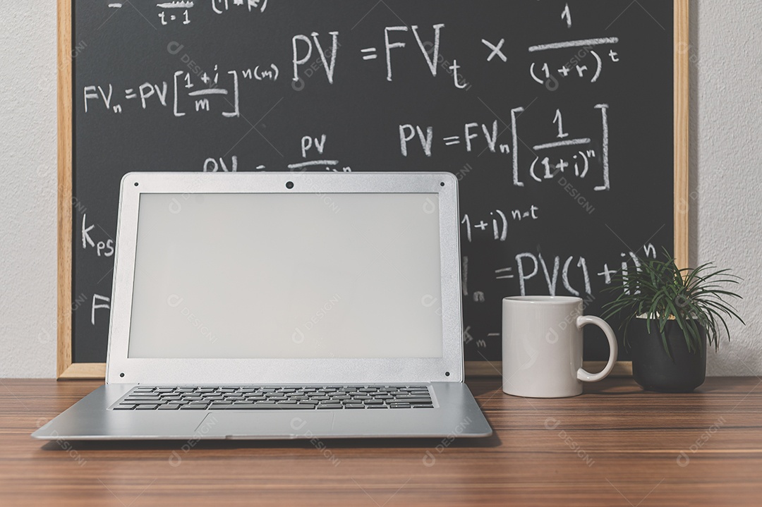 Computador portátil na mesa