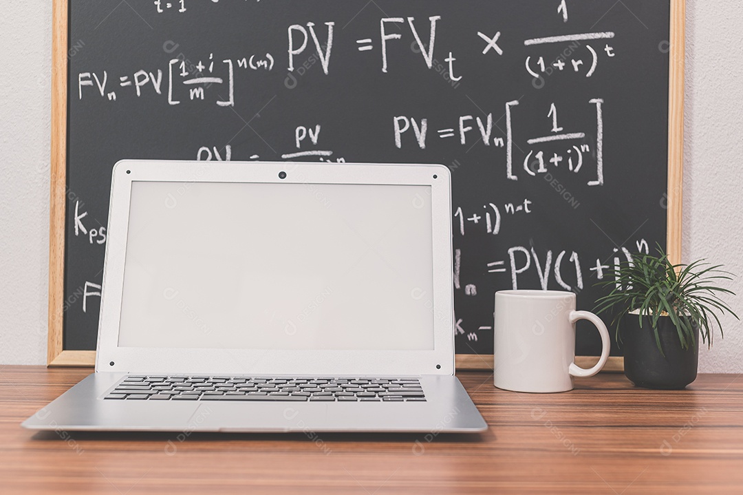 Computador portátil na mesa