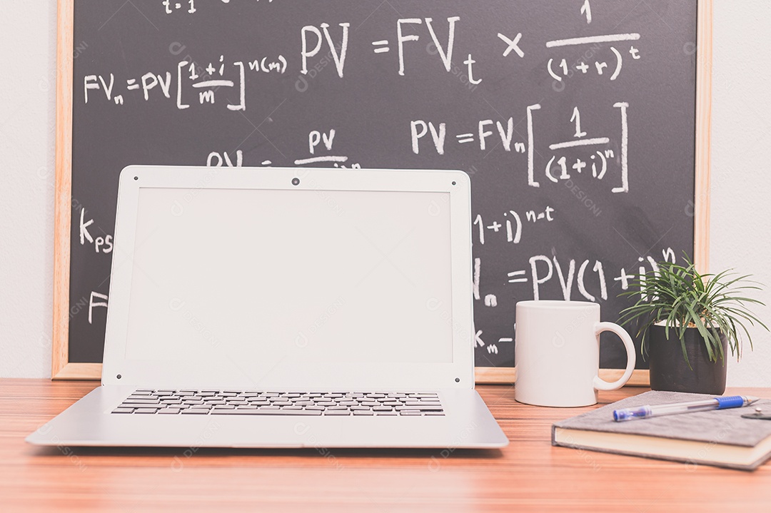 Computador portátil na mesa