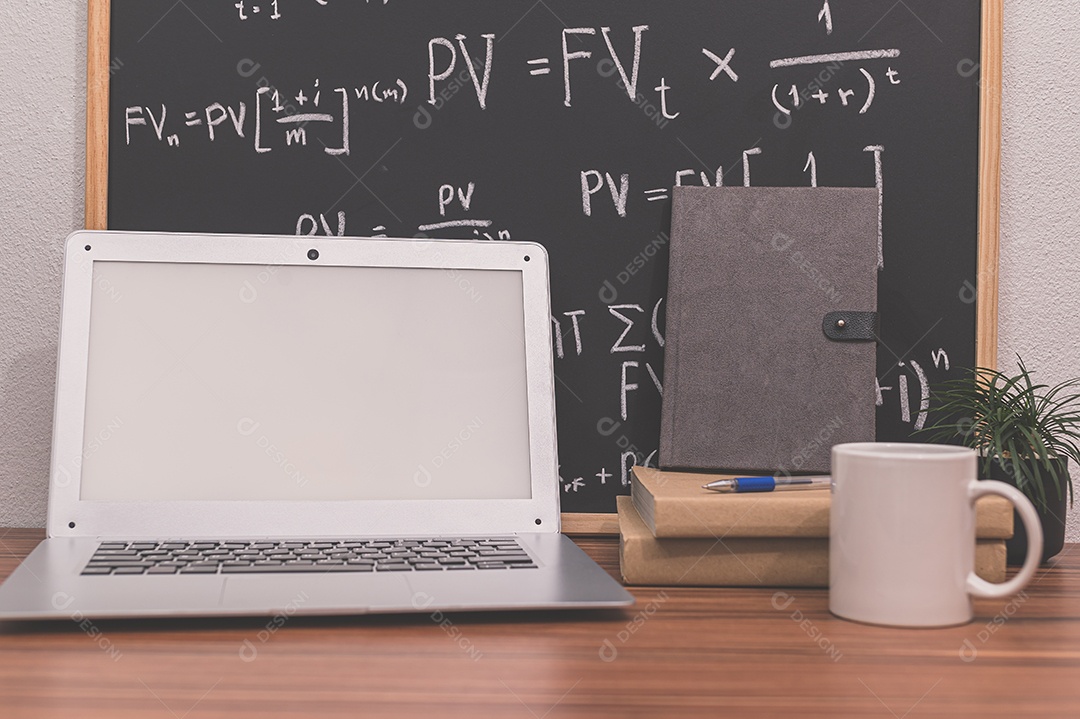 Computador portátil na mesa