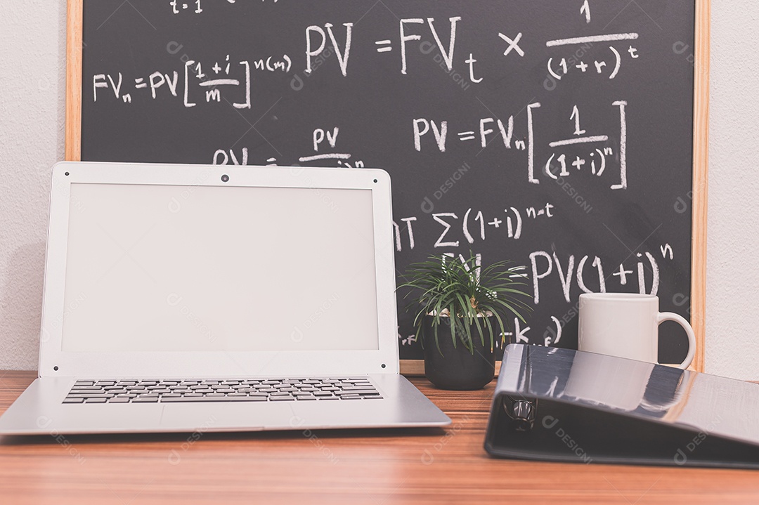 Computador portátil na mesa