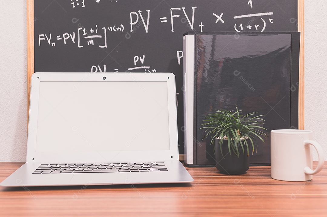 Computador portátil na mesa