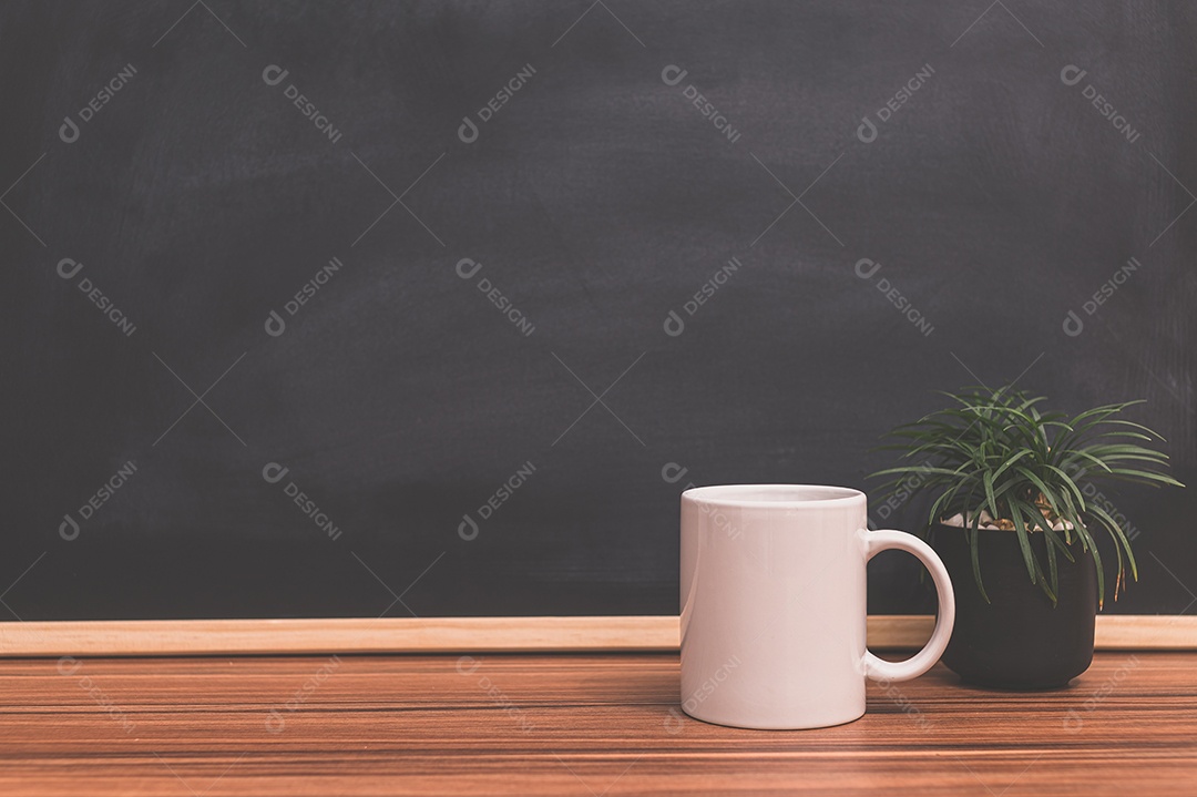 Vasos de plantas e formas de coração no quadro-negro