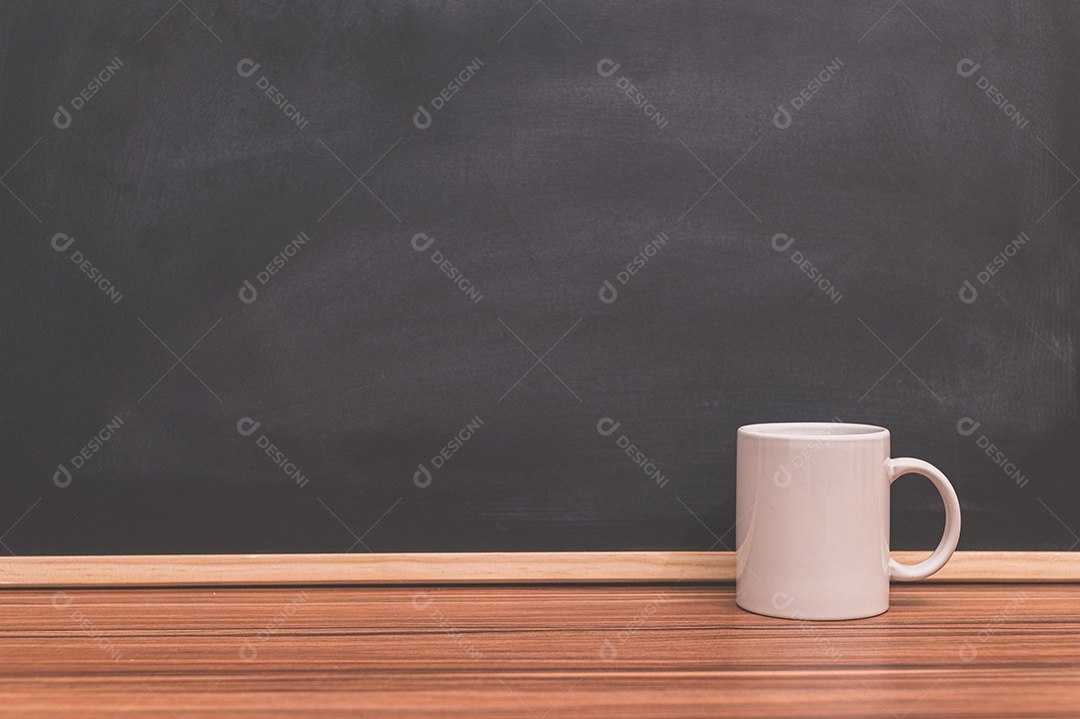 Caneca de café sobre a mesa Fundo do quadro-negro O conceito de amor para beber