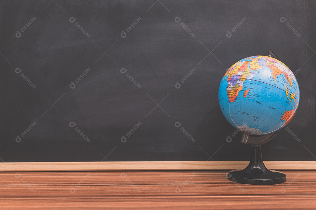 Globo no fundo do quadro-negro da mesa