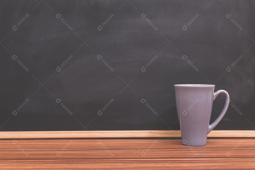 Caneca de café sobre a mesa Fundo do quadro-negro O conceito de amor para beber