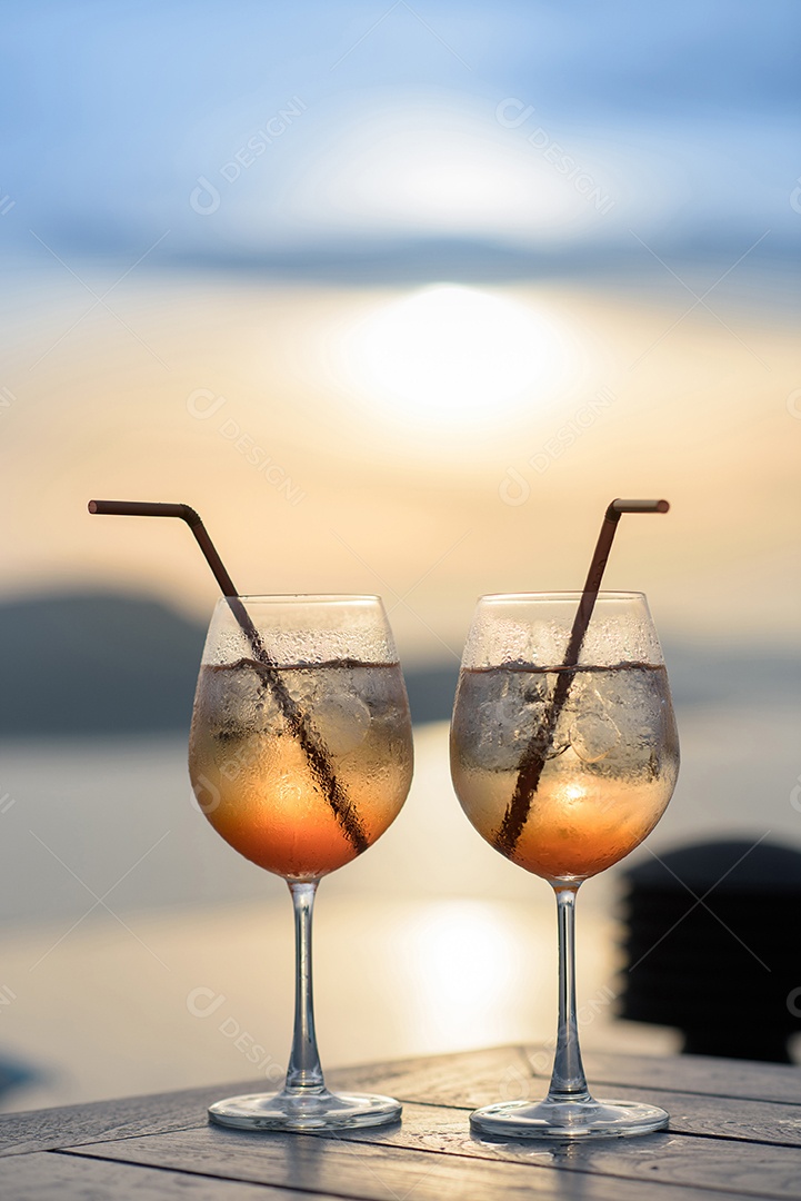 Coquetel de álcool com gelo na mesa contra o fundo