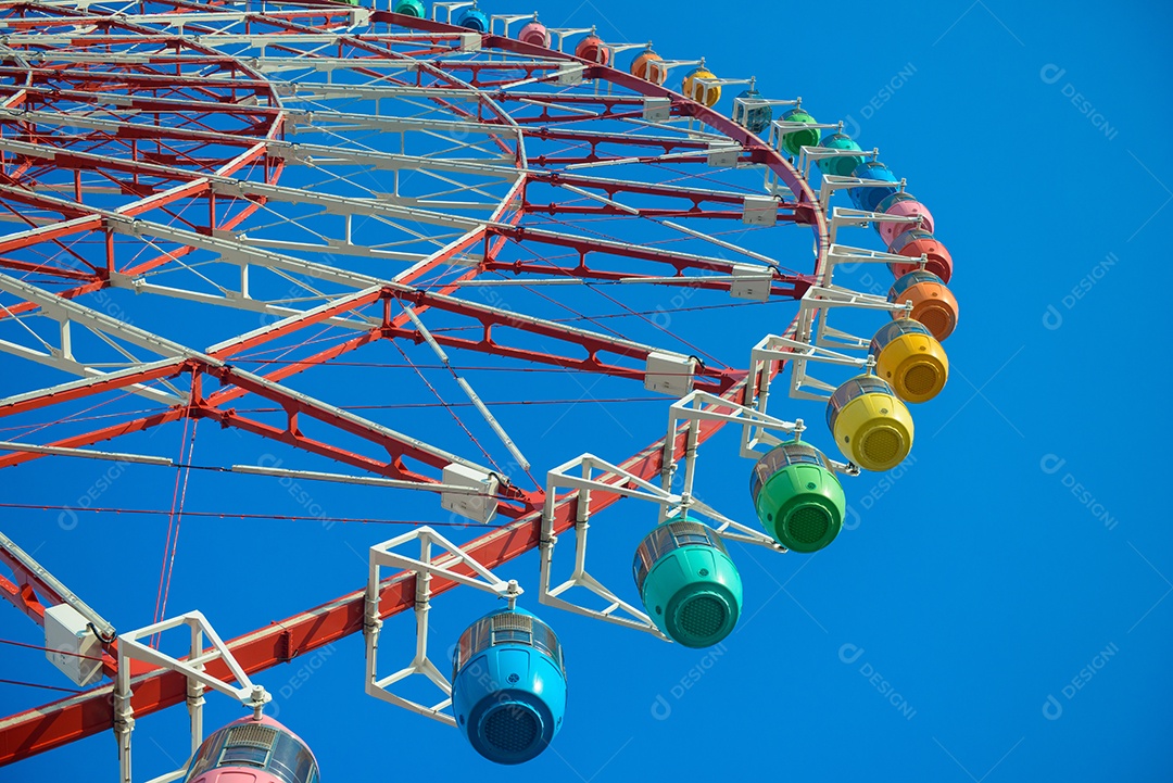 Roda gigante sobre o céu azul