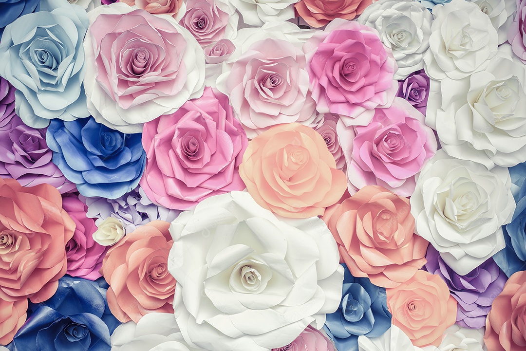 Contexto do fundo colorido das rosas de papel em um casamento