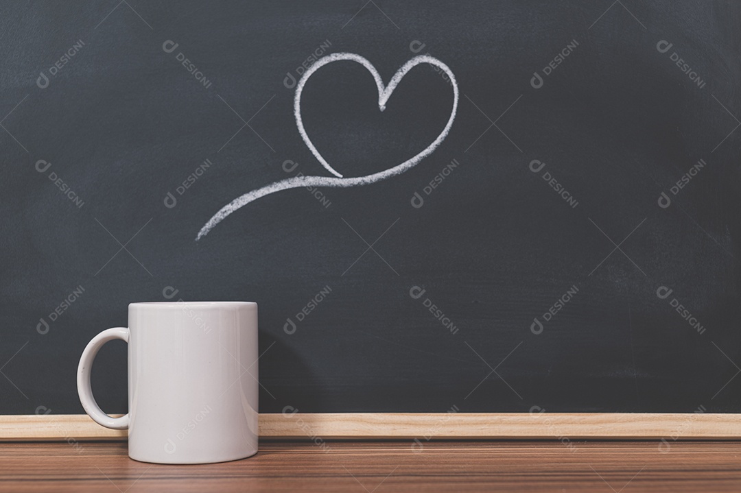 Canecas de café e formas de coração no quadro-negro