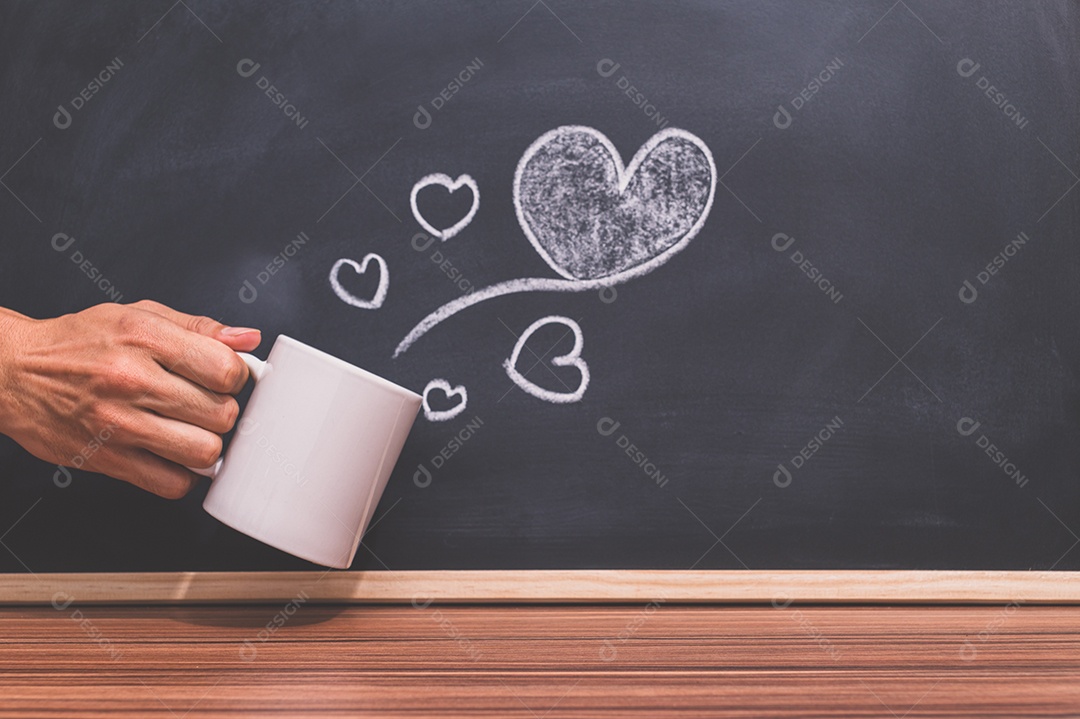 Conceito de amor ao café As canecas, os bulbos e os grãos de café