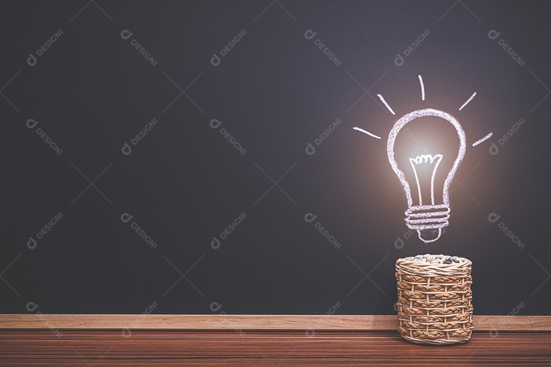 Leia um símbolo de lâmpada de conceito de livro no quadro-negro representa uma ideia