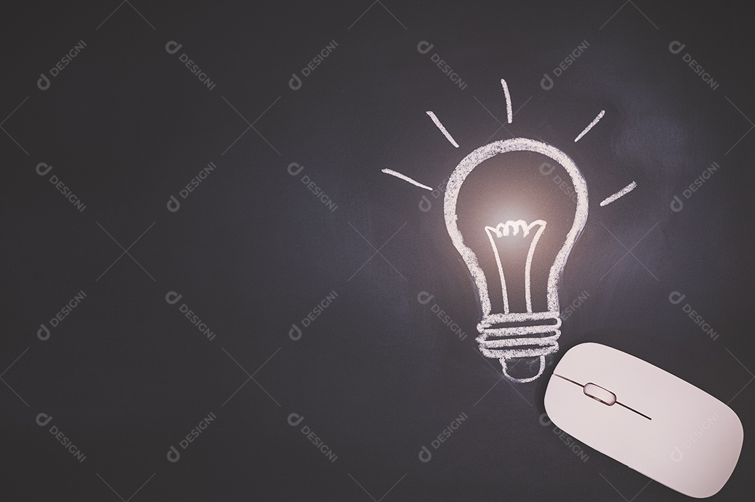 Conceito de mouse de computador, símbolo de lâmpada no quadro-negro representa