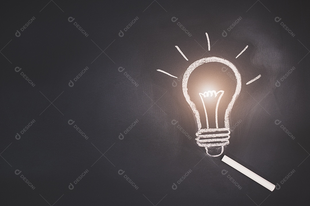 Ideia de uma lâmpada no quadro-negro